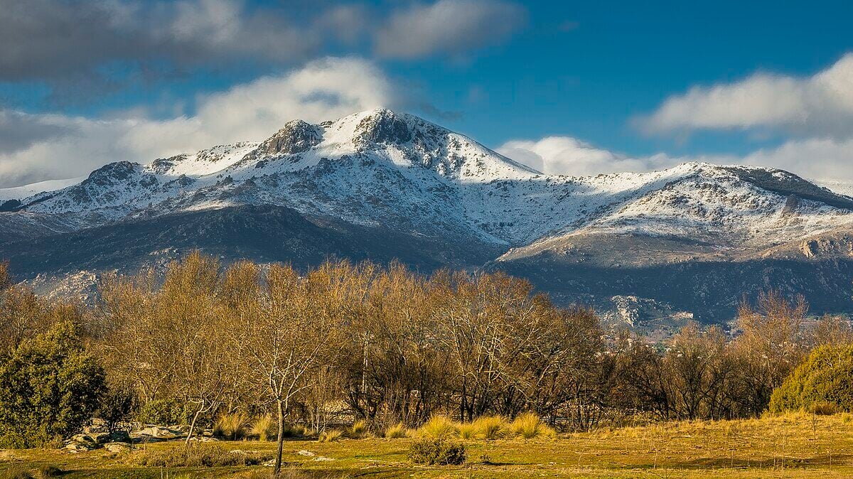 1200px-Winter_on_the_Sierra_Guadarrama,_from_Alpedrete,_Spain_-_50479482791